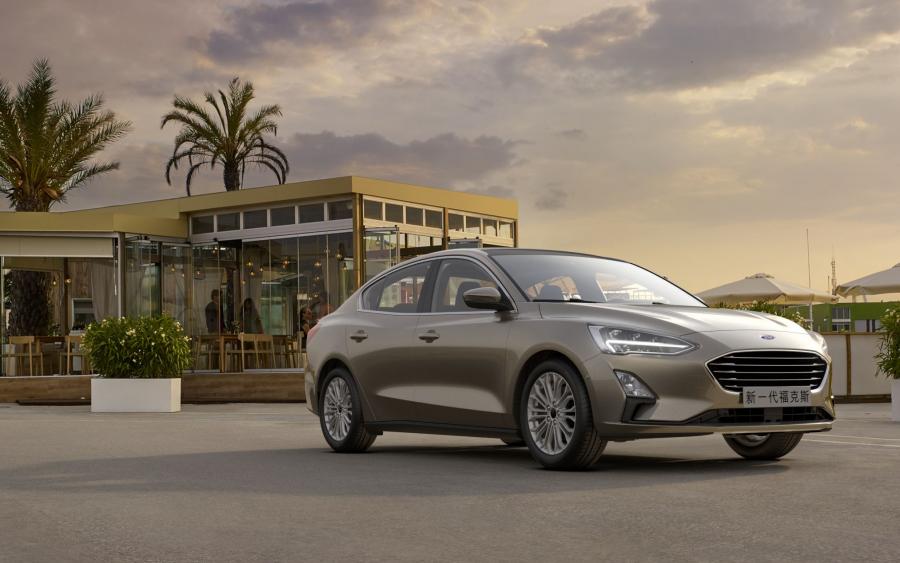  Ford Focus Titanium Sedan 2018 года  (CN) (фото 4 из 10)